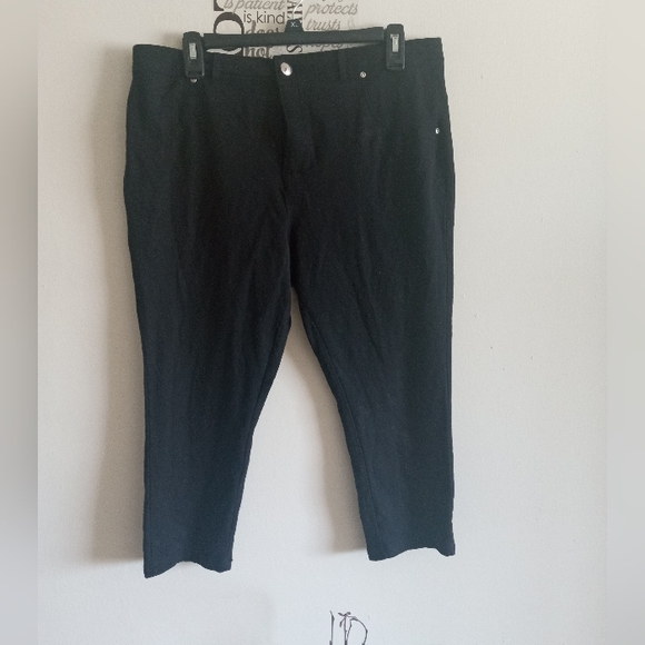 Mix & Co Black Capris - Picture 1 of 6